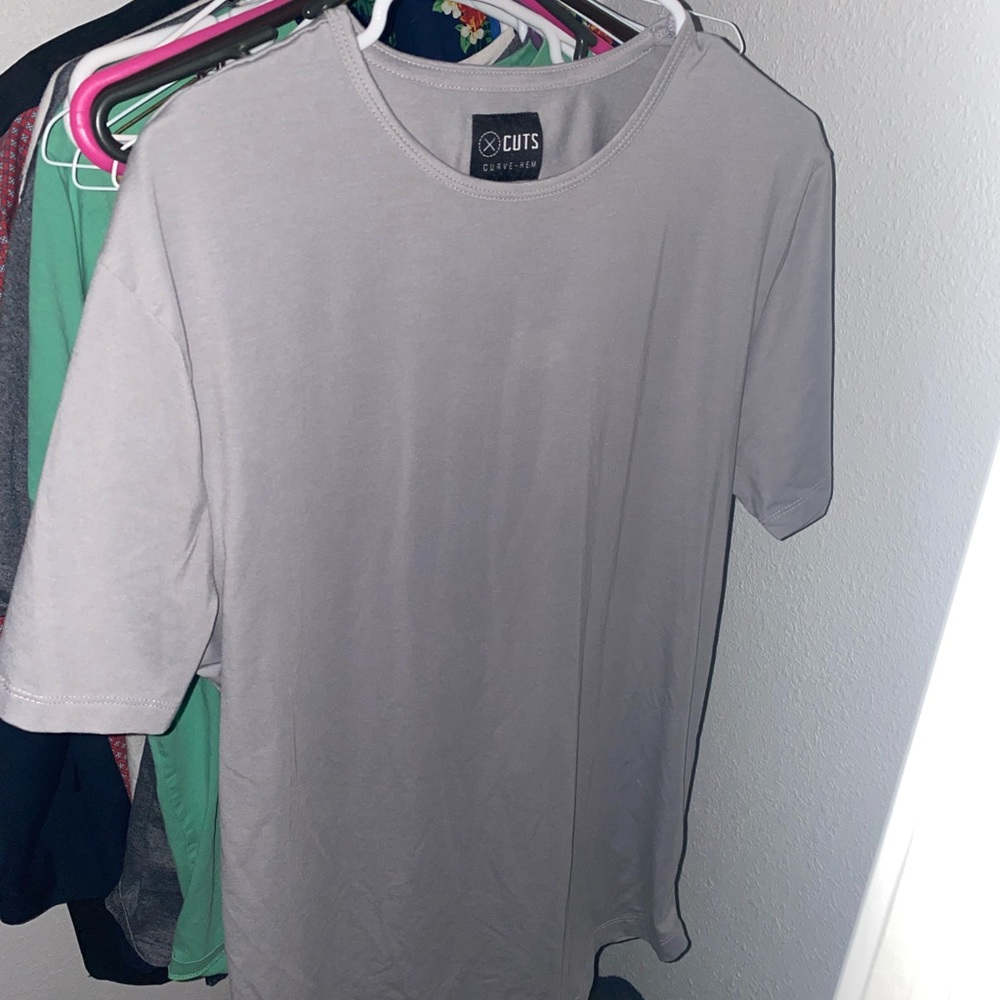 Cuts Curve-Hem Men’s Shirt